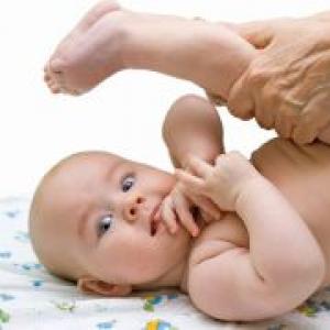 Kaip išmokyti vaiką apsiversti nuo pilvo ant nugaros, kai laikas pradėti mankštą ir kiti ekspertų patarimai Jei jūsų kūdikis žino, kaip apsiversti, bet nenori